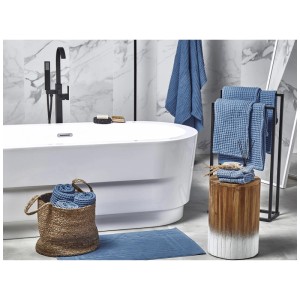 Ensemble de serviettes Beliani Areora bleu en coton 11 pièces dans une salle de bain.