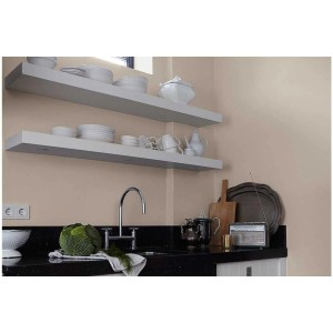 Cucina con pittura murale Alpina Finest Colours Subtle Beige sulla parete.