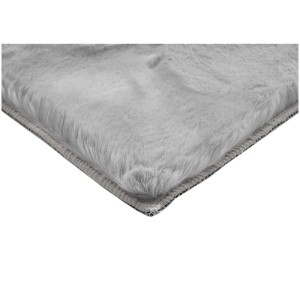 Dettaglio del tappeto grigio Loano (60x120 cm) con superficie morbida e simile a pelliccia.