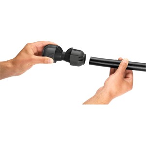 Gardena connettore 25 mm in uso: Due mani collegano un tubo nero al connettore grigio.