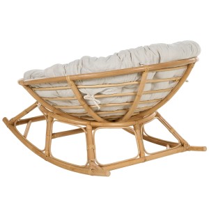 Naturfarbener Beliani Schaukelsessel Orvieto aus Rattan mit hellbeigem Kissen.