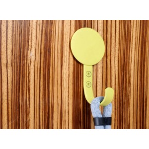 Gelber Hettich Metallhaken in Kreisform an Holzwand, mit blauem Band. Ideal für Garderobe, Kinderzimmer.
