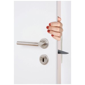 Fermaporta Multi-Stop® antracite in uso su una porta bianca con mano.