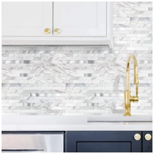 Selbstklebende D-c-fix Wandfliese Premium Metal Marble in Weiss-Grau als Fliesenspiegel in der Küche.