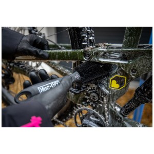 Muc-Off Reinigungsbürste im Einsatz zur Fahrradpflege. Ideal für Felgen und Speichen.