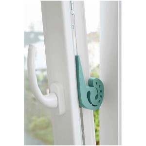 Fermaporta Wenko Multi-STOP® color menta fissato al telaio della finestra.