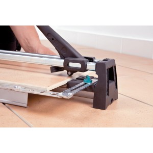 wolfcraft Tagliapiastrelle TC 600 in uso. Utensile con profilo in alluminio e cuscinetti di scorrimento in plastica.