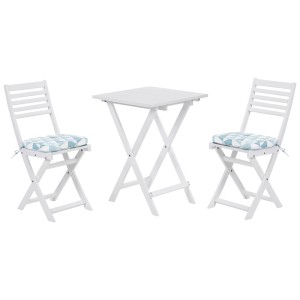 Set mobili da balcone Beliani Fiji, 3 pezzi, legno bianco con cuscini blu e bianchi.