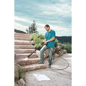 Uomo pulisce scale in pietra con lancia Kärcher Vario Power Jet VP 145 Full Control.