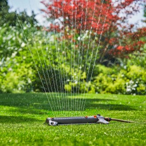 Arroseur oscillant Gardena Aqua Zoom S arrosant une pelouse.
