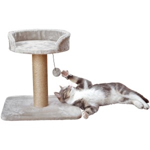 Chat jouant avec l'arbre à chat Trixie Mica, 46 cm, gris clair, avec peluche et jute.