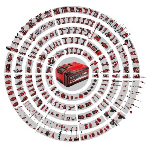 Batterie Einhell Power X-Change entourée de divers outils de jardin et outils du système.