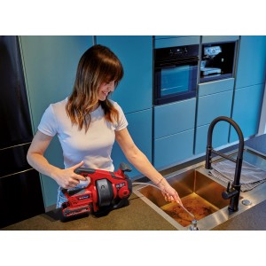 Donna che utilizza il pulisci tubi a batteria Einhell Power X-Change TE-DA 18/760 Li Solo in un lavandino.