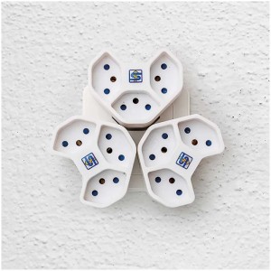 Adaptateur multiple blanc Steffen Manta avec 3 prises T13, rotatif pour une utilisation flexible.