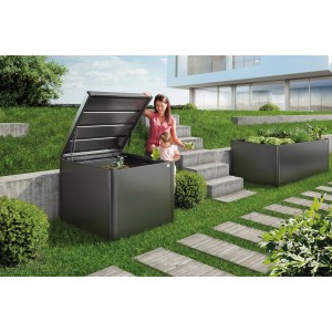 Composteur Biohort MonAmi gris foncé avec couvercle ouvert, femme et enfant dans le jardin.