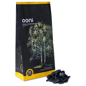 Sacco di carbone Ooni Premium 4 kg con motivo di betulla e pezzi di carbone.