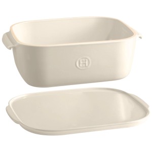 Contenitore per formaggio Emile Henry in ceramica color argilla, con coperchio come tagliere.