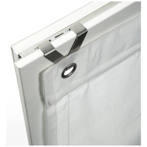 Gancio decorativo a V Gardinia in acciaio inox su finestra con tenda a rullo bianca con sospensione a occhiello.