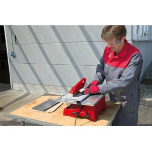 Coupe-carrelage Einhell TC-TC 800 en utilisation avec disque diamant. Outil de carreleur.