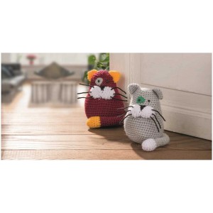 Figure di gatti all'uncinetto realizzate con filato premium grigio e rosso (50g) come idea artigianale.