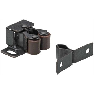 Chiusura a scatto Hettich in acciaio bronzo antico con contropiastra per accessori mobili.