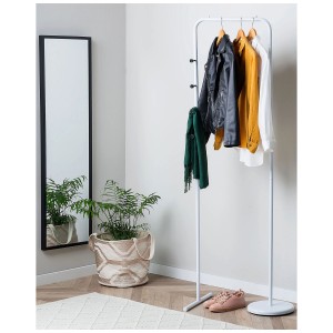 Appendiabiti Benton in metallo bianco con vestiti e accessori. Altezza 175 cm.