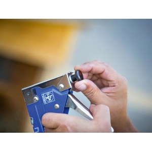 LUX Handtacker Classic: Design in metallo blu con manopola regolabile nelle mani.