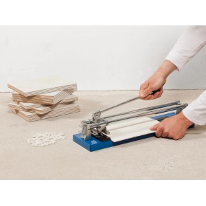 Coupe-carreaux LUX FSM-330 Classic en action avec pile de carreaux. Outil pour couper les carreaux.