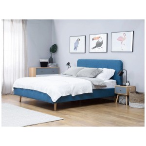 Matelas Beliani Duo II, 160x200 cm, blanc, dans une chambre sur un cadre de lit bleu.
