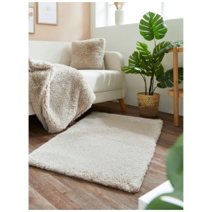 Tapis Andiamo Alpa en fausse fourrure couleur sable (120x160 cm) dans le salon.