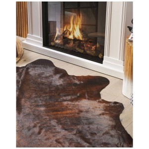 Dunkelbrauner Kuhfell-Teppich (2-3 m²) aus Echtleder vor Kamin.