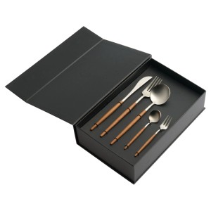 Set de couverts Bavette en acier inoxydable, argent, avec manches aspect bois dans une boîte cadeau noire. 30 p.