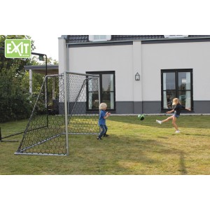Porta da calcio EXIT Scala in alluminio 500x200 cm in giardino con bambini che giocano.