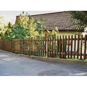 Clôture verticale marron (250x80 cm) en lattes demi-rondes, clôture de jardin traditionnelle.
