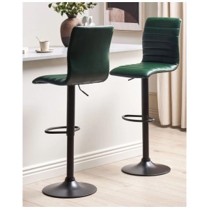 Lot de 2 tabourets de bar Beliani Lucerne en similicuir vert avec structure en métal noir.