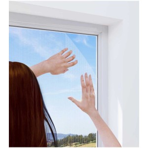 Montage des weißen Windhager Fliegengitters 130x150 cm am Fenster.