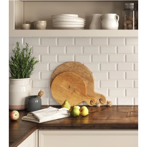Carrelage mural Metro, carreaux de faïence blancs brillants au format 7,5x15 cm sur mur de cuisine.