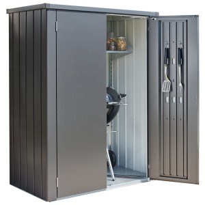 Armoire de terrasse Biohort Romeo taille L, gris foncé métallisé, avec barbecue et accessoires de jardin à l'intérieur.