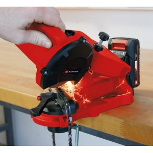 Affûteuse de chaîne à batterie Einhell GE-CS 18 Li Solo affûtant une chaîne, rouge.