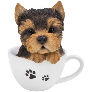 Yorkshire Terrier Figur in Tasse, Gartendeko für Tierfreunde.