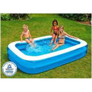 Piscina family blu a 8 forme con bambini e adulti che giocano in giardino.