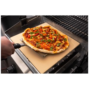 Broil King Pizzastein aus Terrakotta mit Pizza auf einem Grill.