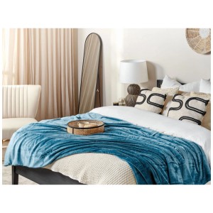Plaid bleu Beliani Bayburt en polyester, 150x200 cm, sur un lit. Couverture douce.