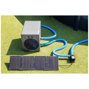 Pompa di circolazione Steinbach con pannello fotovoltaico (3.000 l/h) e tubi blu su erba.