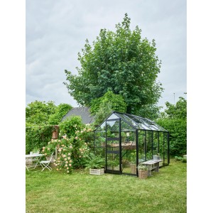 Serre noire Halls Burford 610 (6,1 m²) avec fondation dans le jardin.