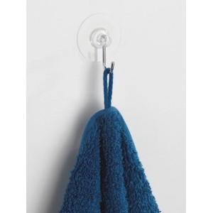 Set di 4 ganci nichel Wenko Static-Loc con asciugamano blu appeso al muro.