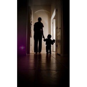 Osram LED luce notturna Lunetta in uso: bambino per mano a un adulto in un corridoio buio, illuminato dalla luce notturna.