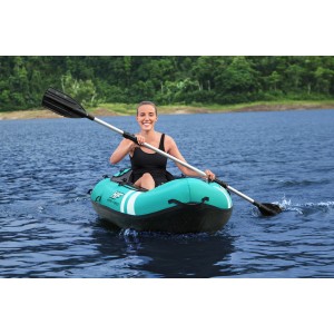 Femme pagayant sur l'eau avec le kayak Bestway Hydro-Force.