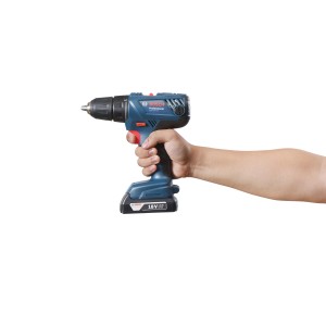 Avvitatore a batteria Bosch Professional GSR 18 V-21 in mano, blu, 18V, senza batteria/caricabatterie.