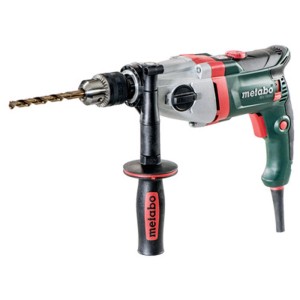 Metabo Bohrmaschine BE 1300-2 grün-grau mit Bohrfutter, Bohrer und Zusatzhandgriff für präzise Arbeiten.
